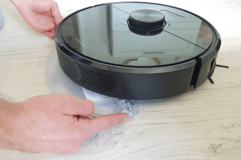 Бак для воды прикреплен сзади к пылесосу Roborock S6.